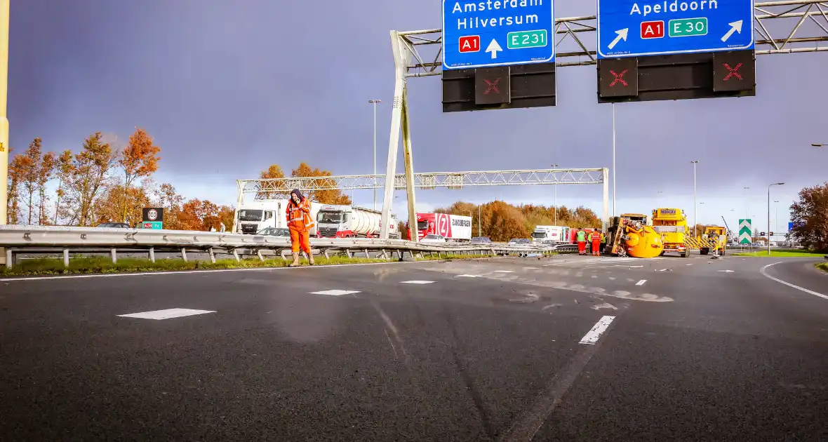 Vrachtwagen kantelt na botsing - Foto 10