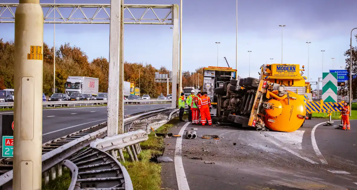 Vrachtwagen kantelt na botsing - Foto 11