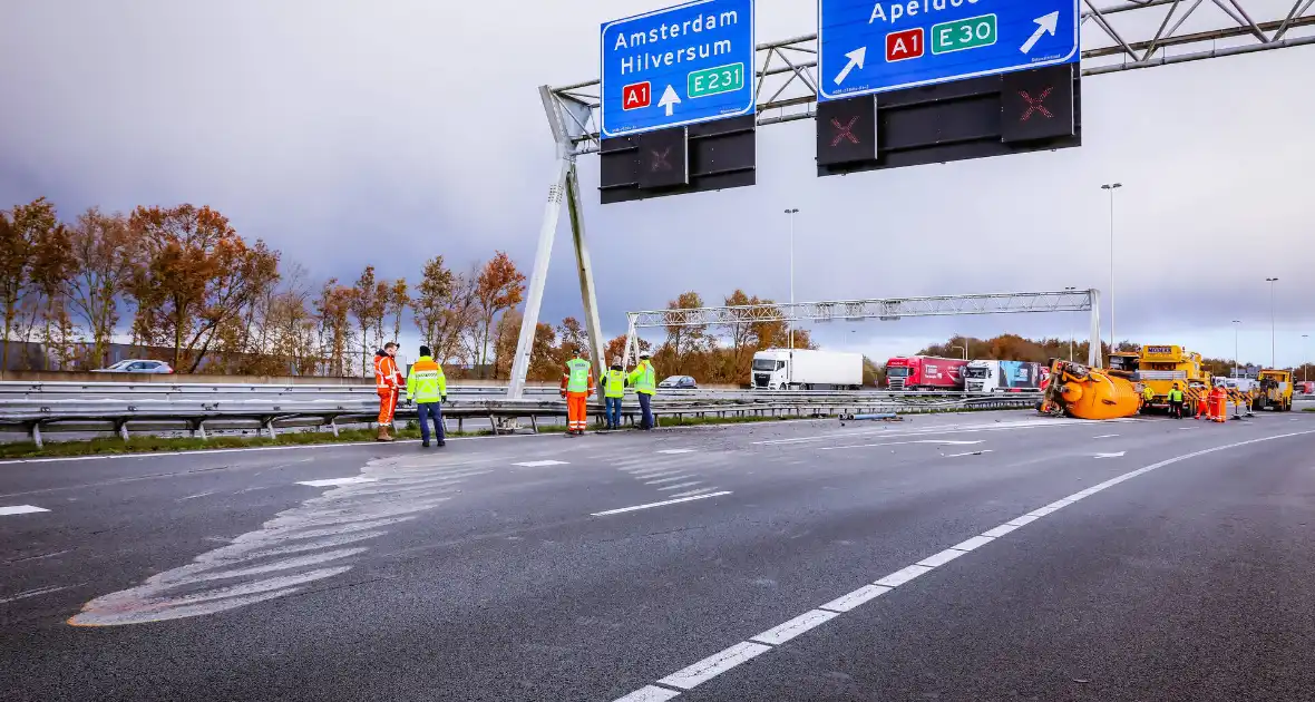 Vrachtwagen kantelt na botsing - Foto 2