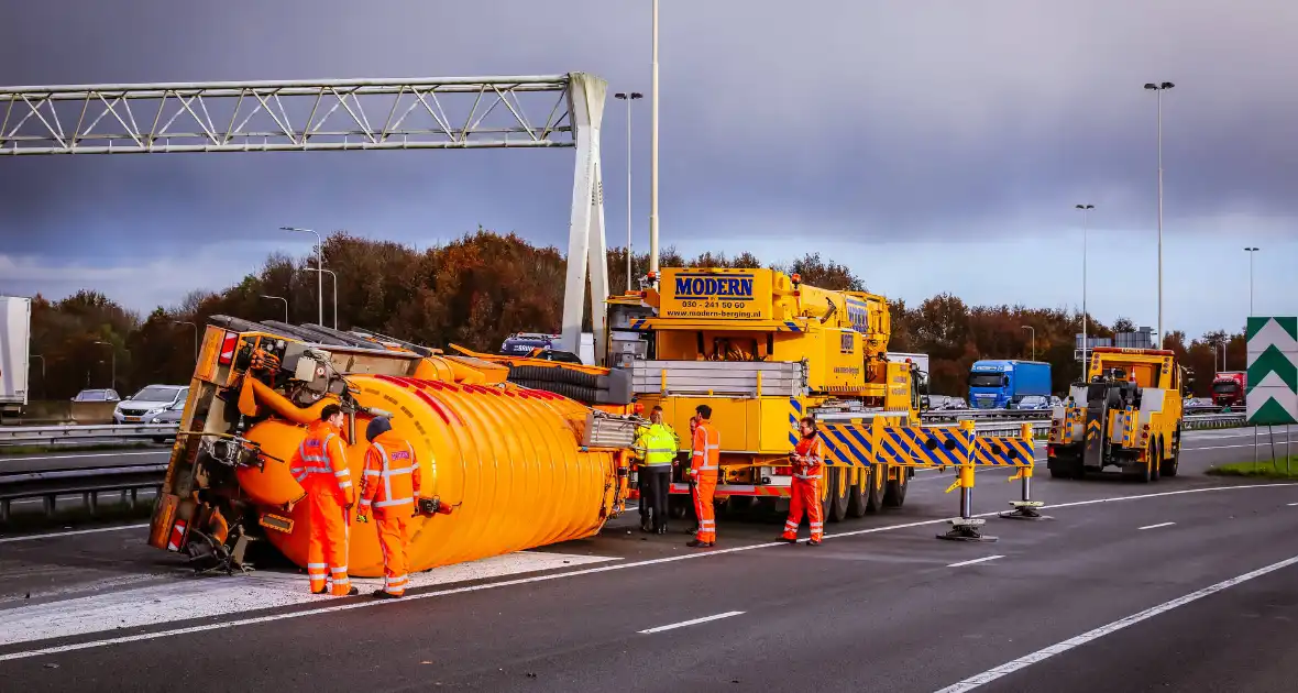 Vrachtwagen kantelt na botsing - Foto 3