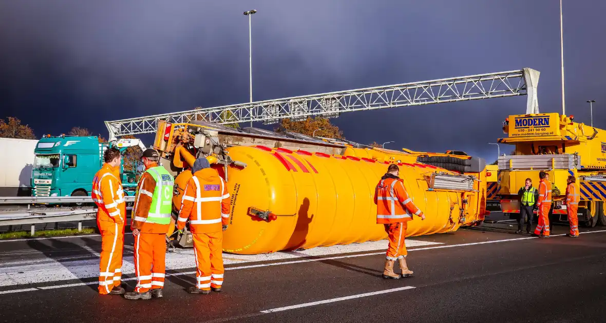 Vrachtwagen kantelt na botsing - Foto 4