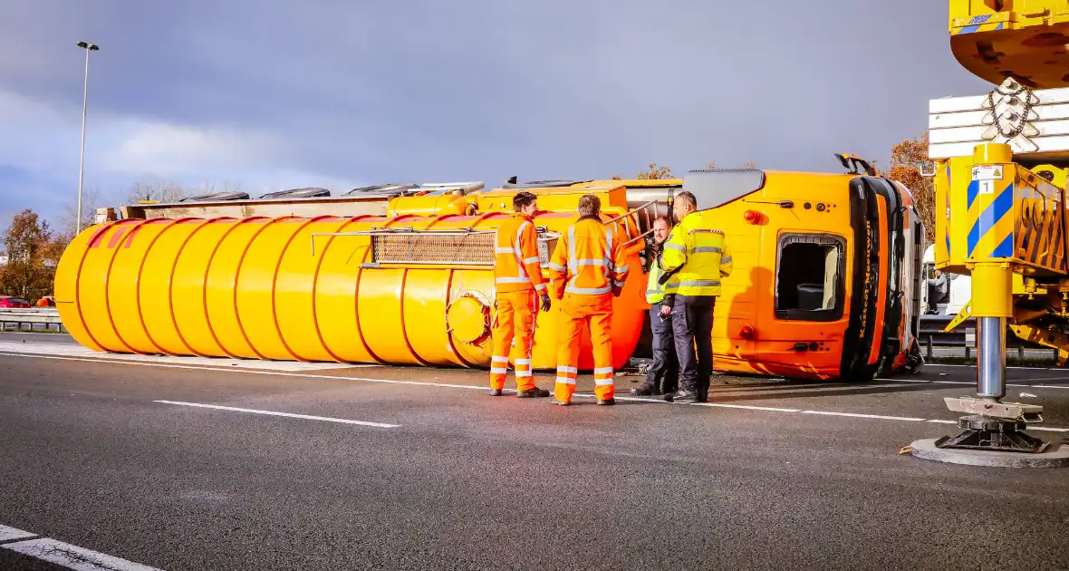 Vrachtwagen kantelt na botsing - Foto 5