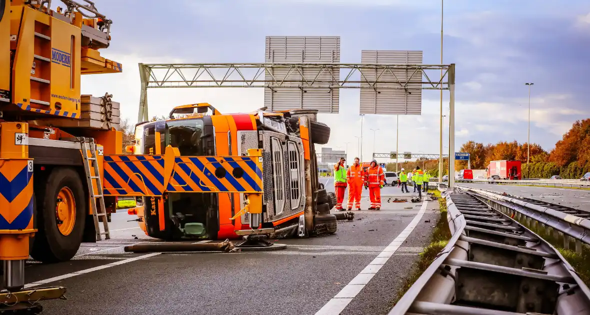 Vrachtwagen kantelt na botsing - Foto 6