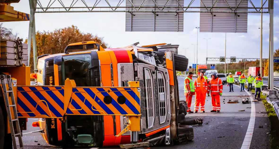 Vrachtwagen kantelt na botsing - Foto 7