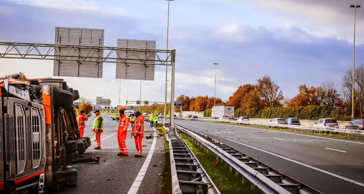 Vrachtwagen kantelt na botsing - Foto 8