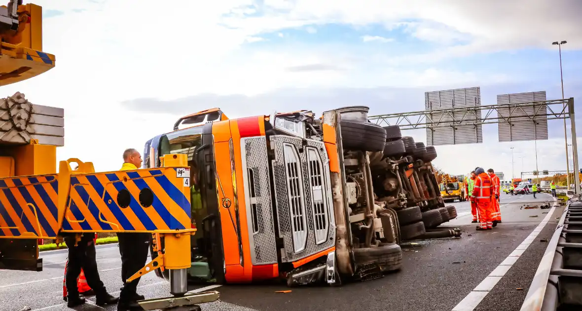 Vrachtwagen kantelt na botsing - Foto 9