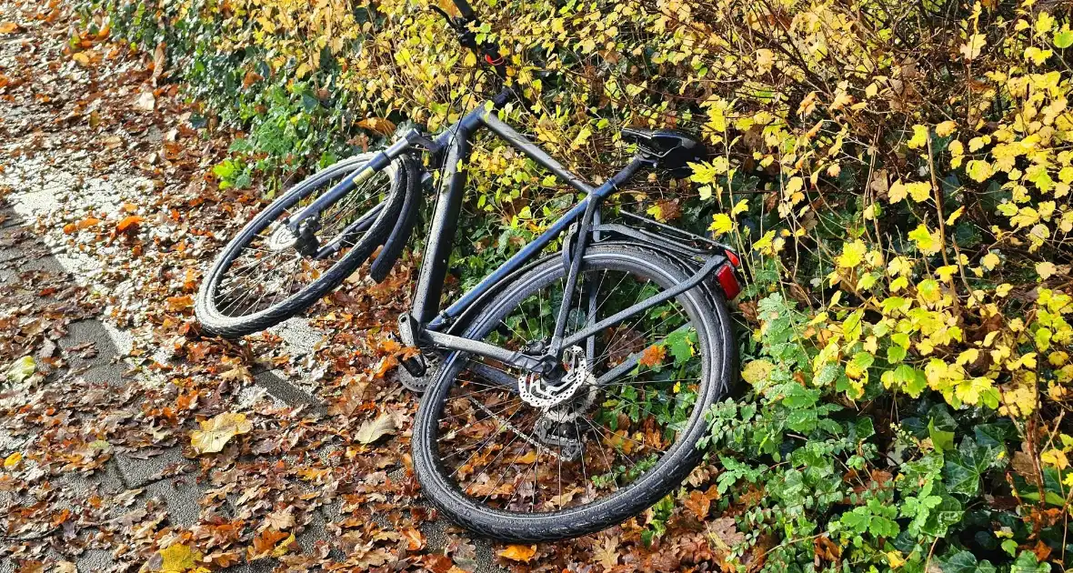 Fietser gewond bij aanrijding met personenwagen - Foto 1