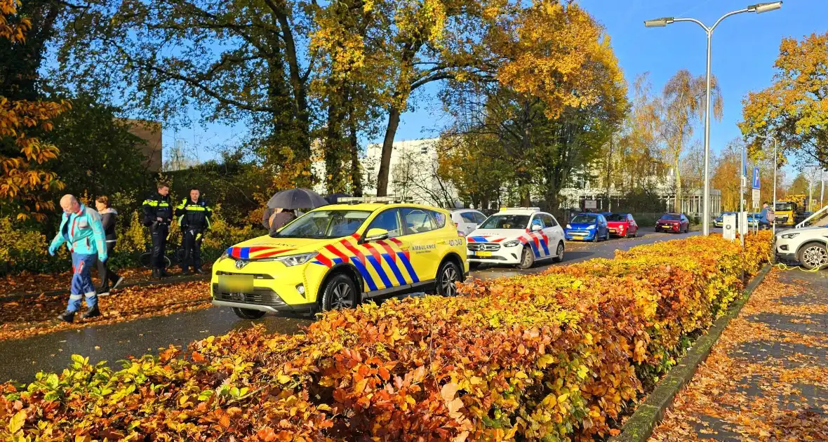 Fietser gewond bij aanrijding met personenwagen - Foto 3