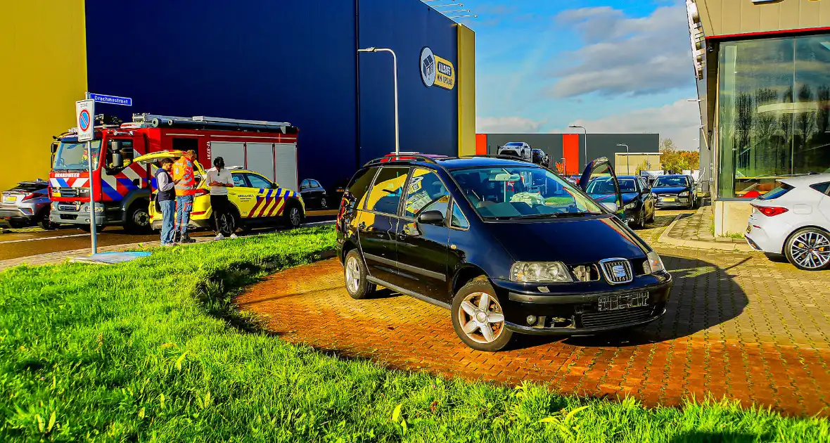 Brandweer ingezet voor rokende auto na ongeval - Foto 2