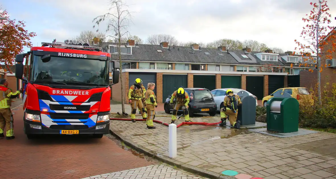 Brandweer laat brandende container vollopen