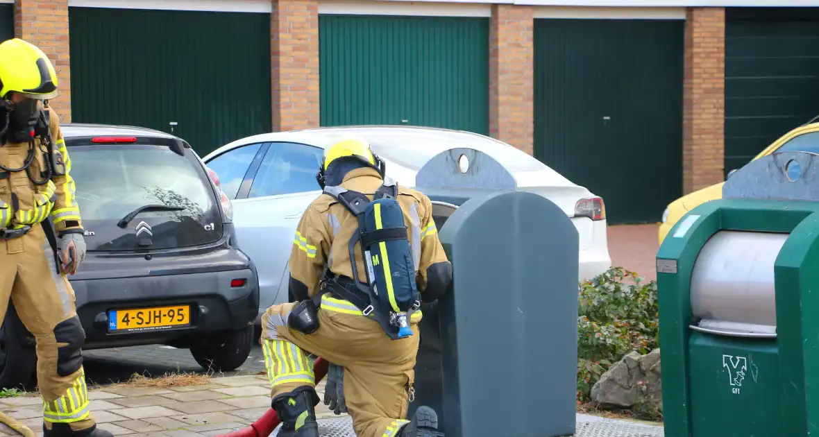 Brandweer laat brandende container vollopen - Foto 2