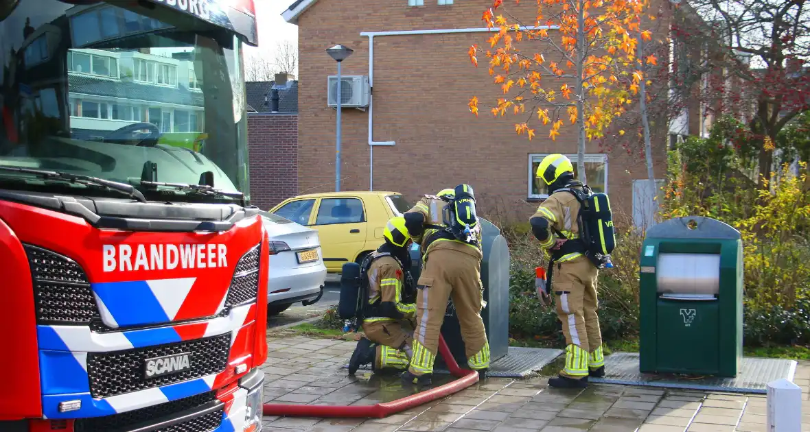 Brandweer laat brandende container vollopen - Foto 4