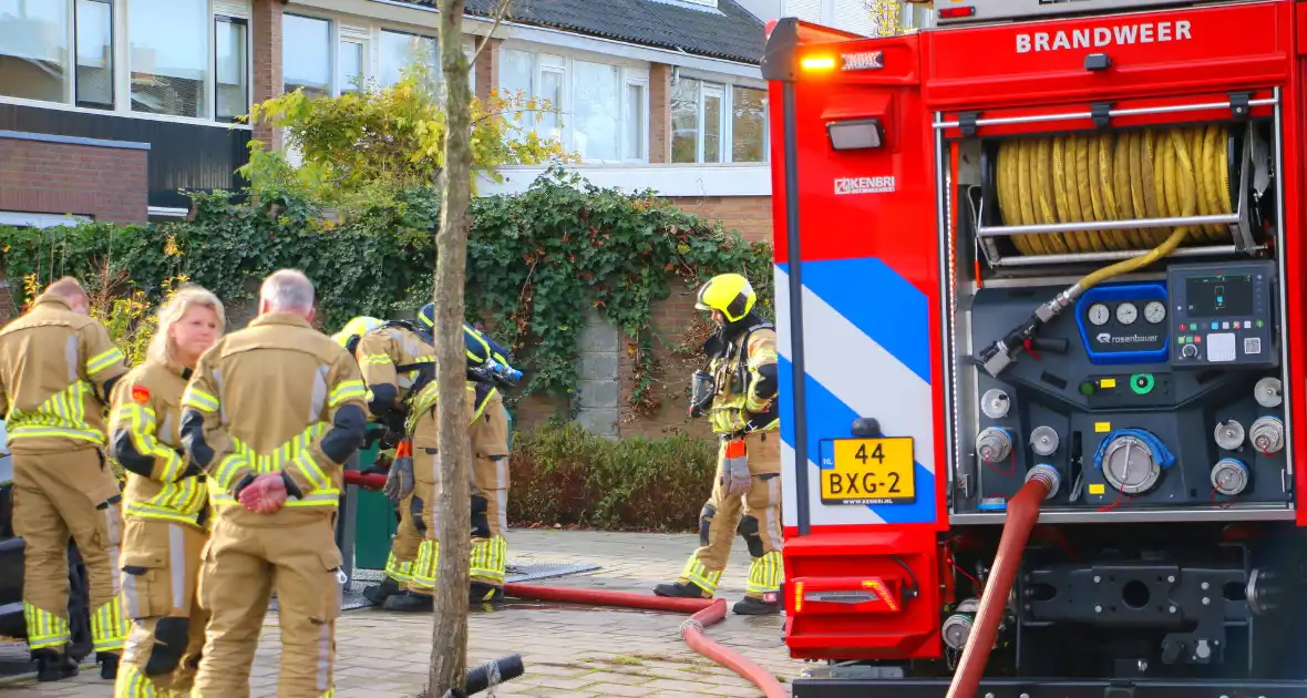 Brandweer laat brandende container vollopen - Foto 5