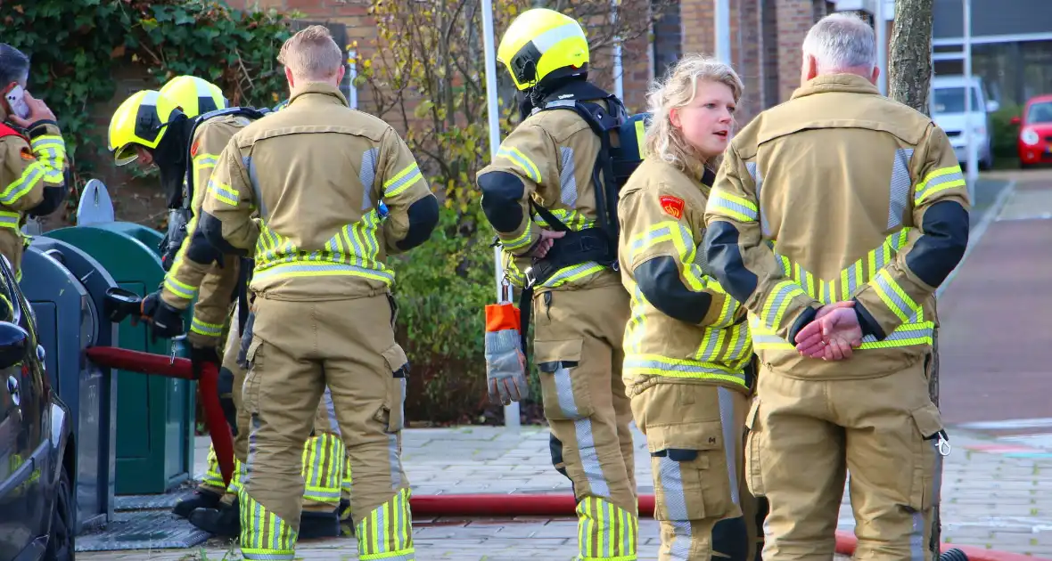 Brandweer laat brandende container vollopen - Foto 6