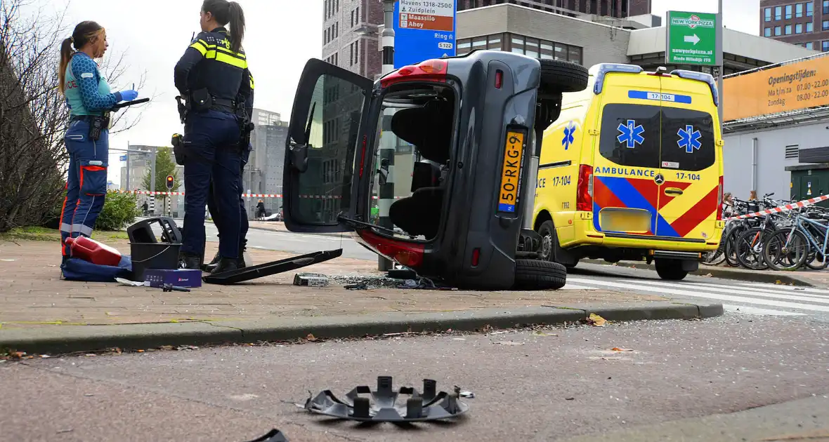 Twee voertuigen met elkaar in botsing een belandt op zijkant