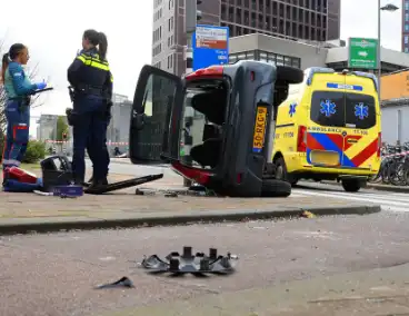 Twee voertuigen met elkaar in botsing een belandt op zijkant