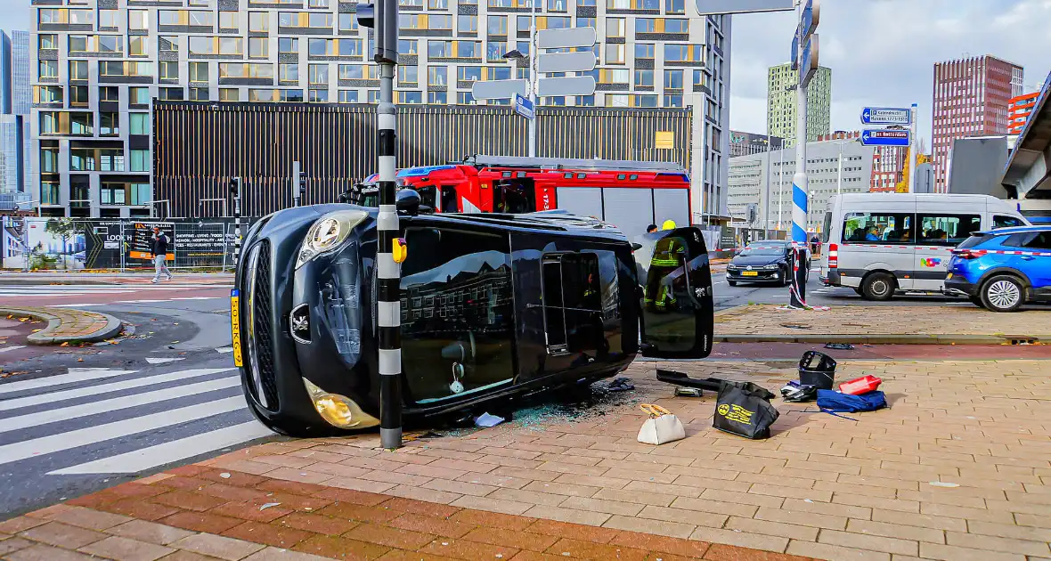 Twee voertuigen met elkaar in botsing een belandt op zijkant - Foto 2