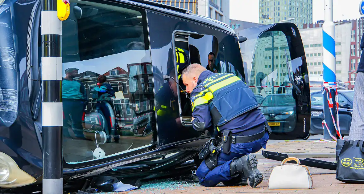 Twee voertuigen met elkaar in botsing een belandt op zijkant - Foto 4