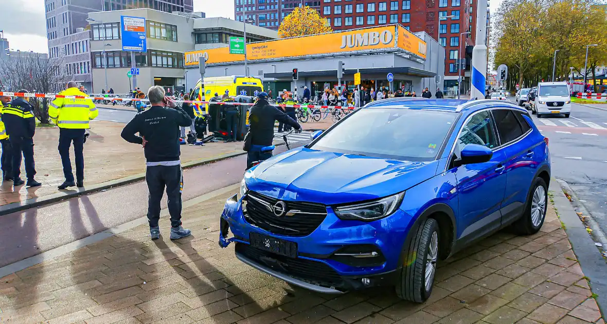 Twee voertuigen met elkaar in botsing een belandt op zijkant - Foto 5