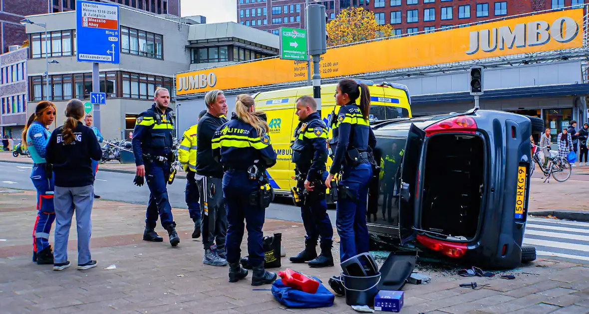 Twee voertuigen met elkaar in botsing een belandt op zijkant - Foto 6