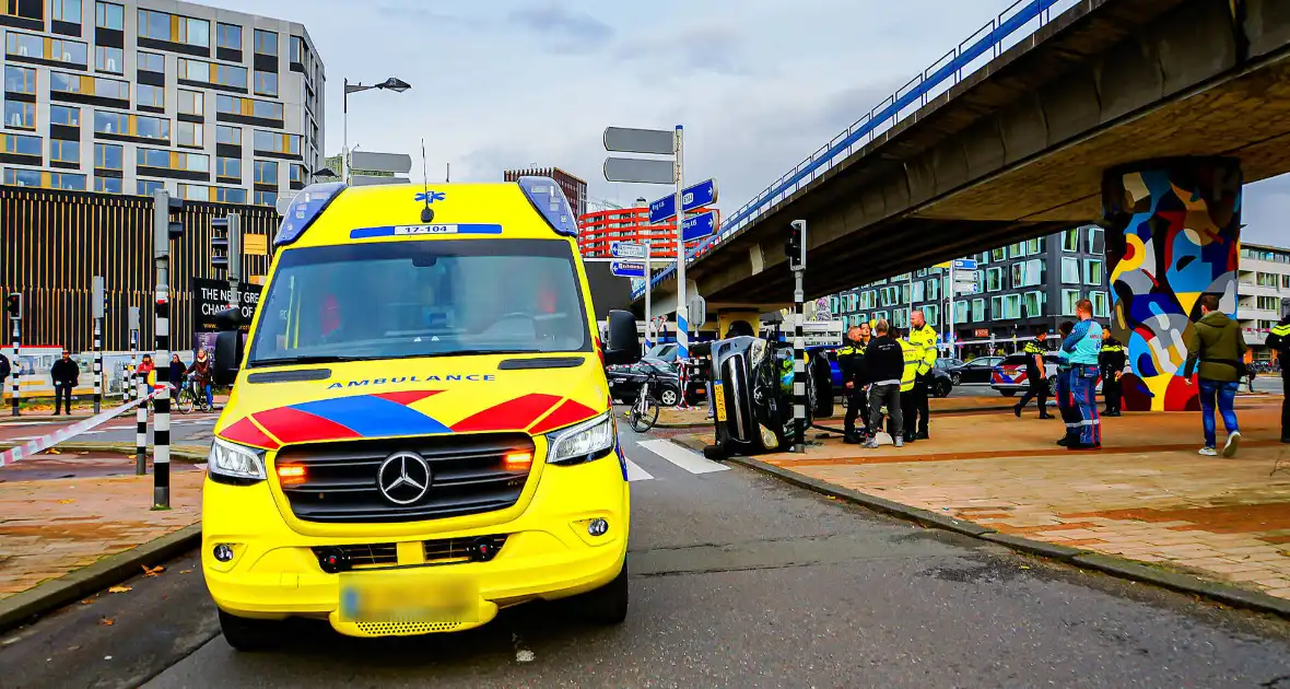 Twee voertuigen met elkaar in botsing een belandt op zijkant - Foto 7