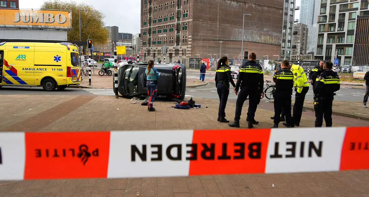 Twee voertuigen met elkaar in botsing een belandt op zijkant - Foto 8