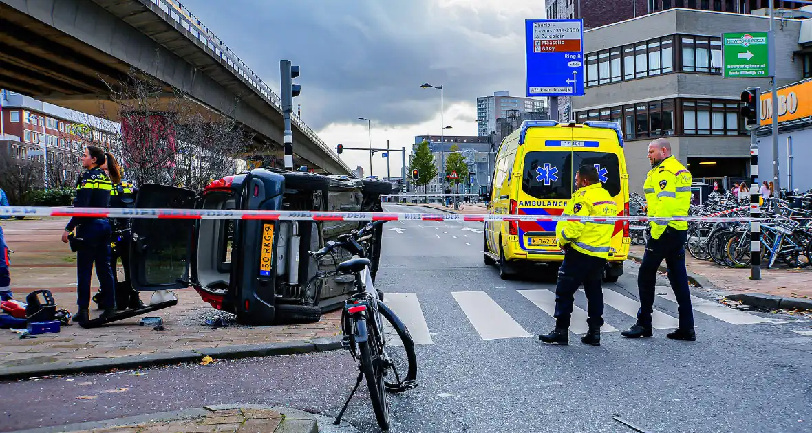 Twee voertuigen met elkaar in botsing een belandt op zijkant - Foto 9