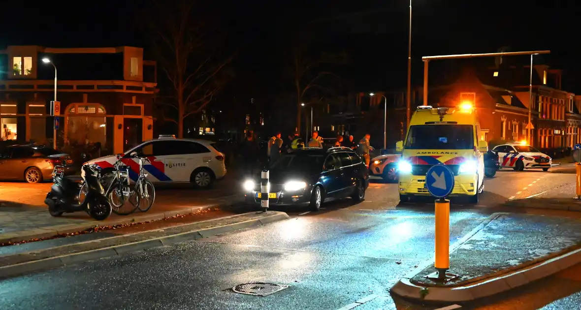 Fietser, scooterrijder en automobilist in botsing