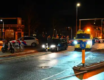 Fietser, scooterrijder en automobilist in botsing