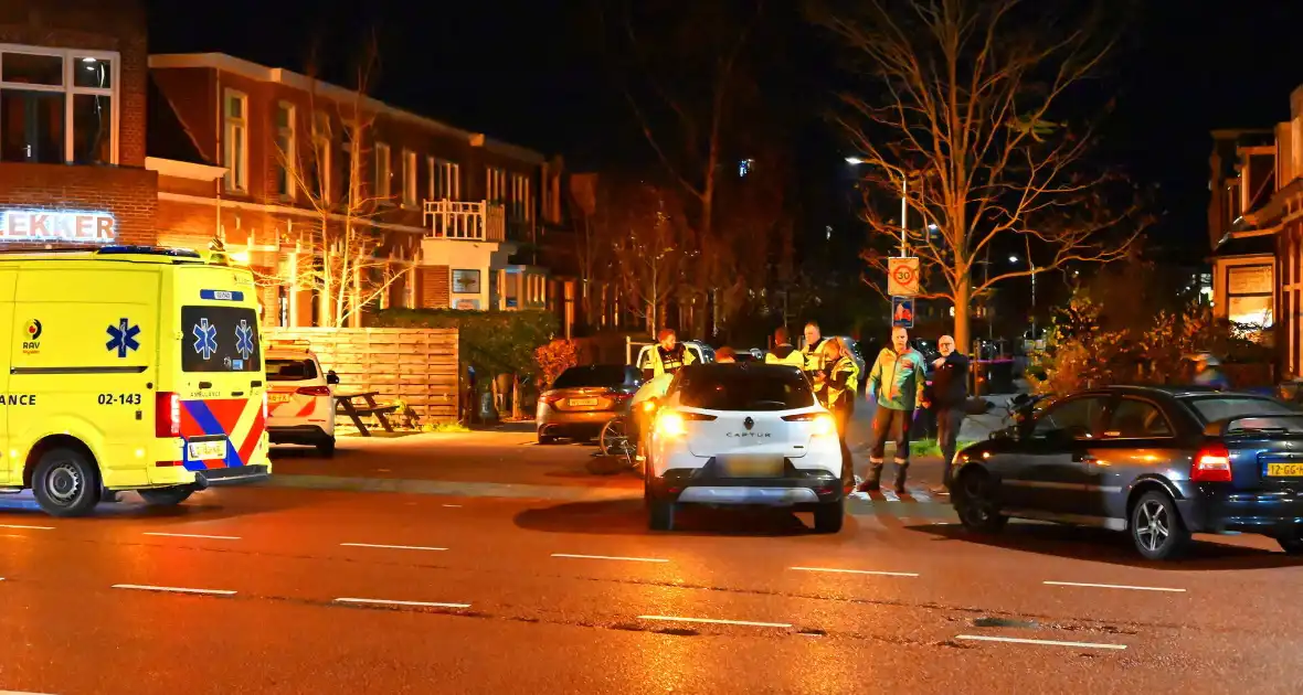 Fietser, scooterrijder en automobilist in botsing - Foto 1