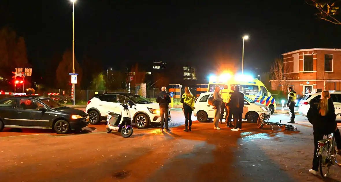 Fietser, scooterrijder en automobilist in botsing - Foto 5