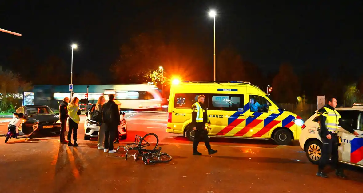 Fietser, scooterrijder en automobilist in botsing - Foto 6