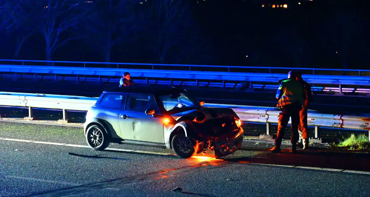 Auto fors beschadigd bij ongeval op snelweg