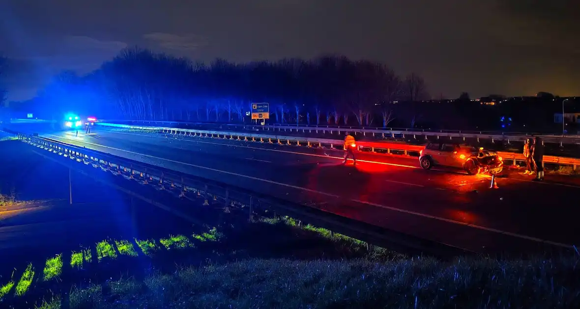 Auto fors beschadigd bij ongeval op snelweg - Foto 1