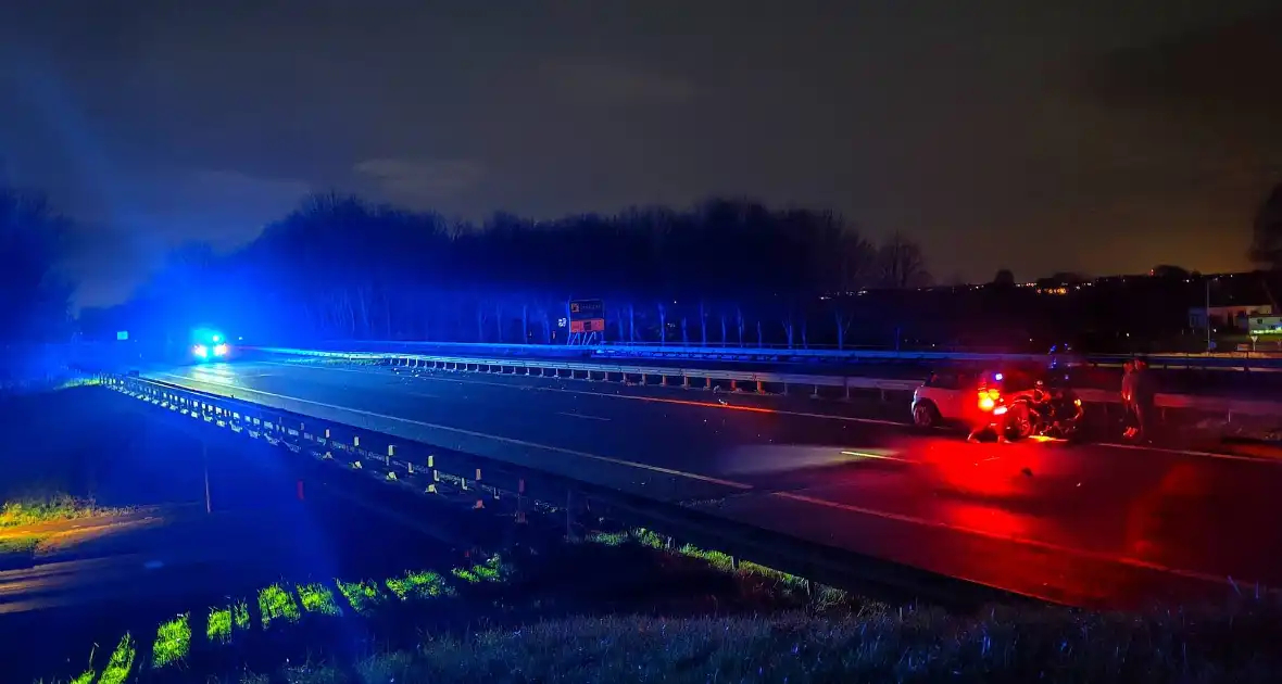 Auto fors beschadigd bij ongeval op snelweg - Foto 2