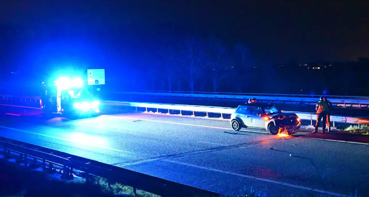 Auto fors beschadigd bij ongeval op snelweg - Foto 3