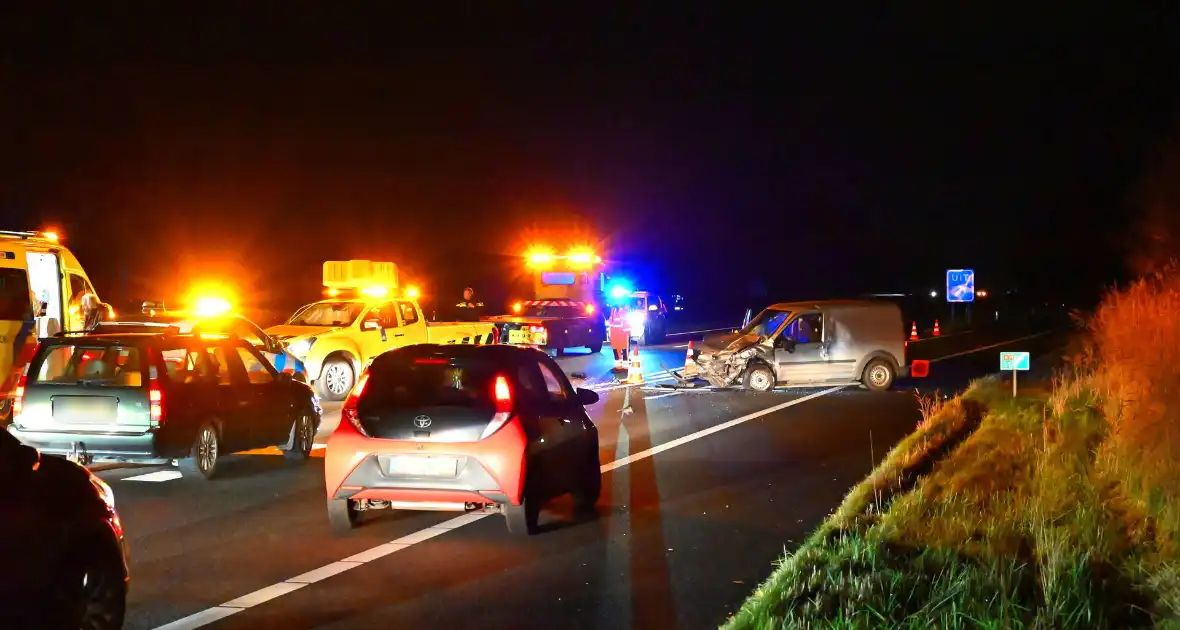 Enorme schade nadat bestelbus op voertuig van weginspecteur klapt