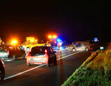 Enorme schade nadat bestelbus op voertuig van weginspecteur klapt