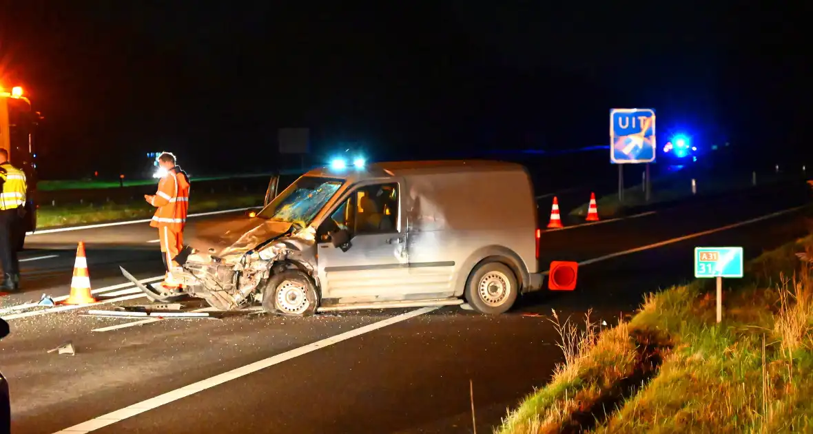 Enorme schade nadat bestelbus op voertuig van weginspecteur klapt - Foto 1