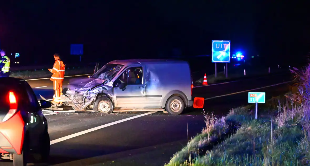 Enorme schade nadat bestelbus op voertuig van weginspecteur klapt - Foto 2