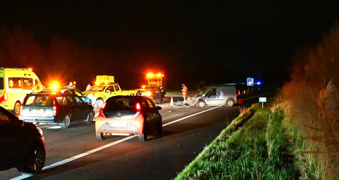 Enorme schade nadat bestelbus op voertuig van weginspecteur klapt - Foto 3