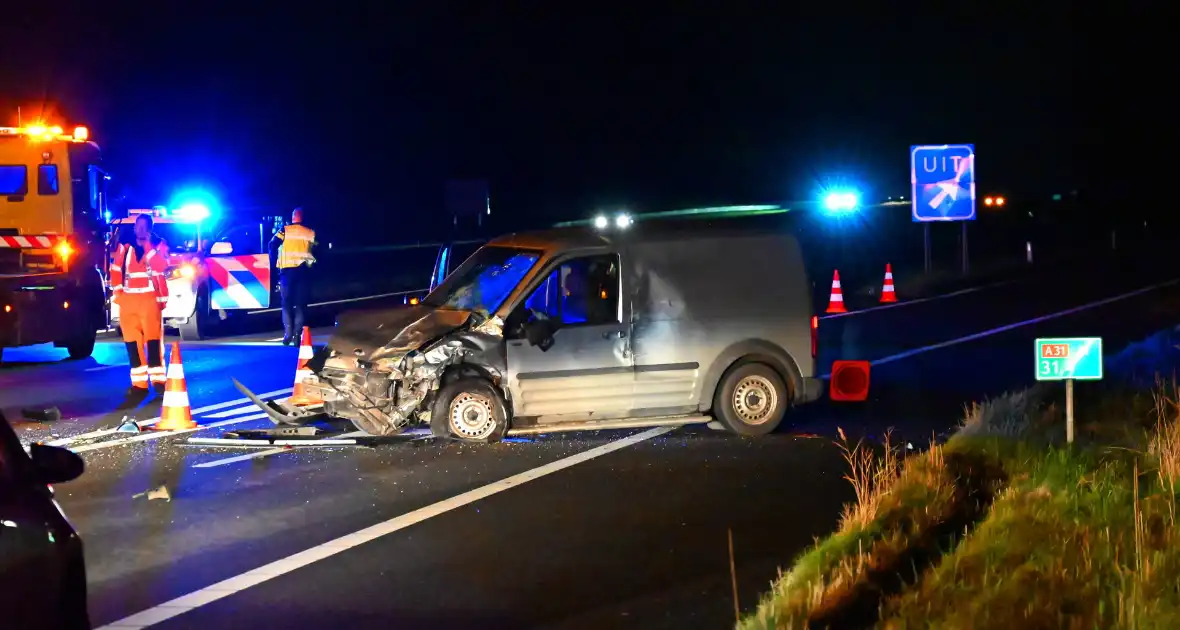 Enorme schade nadat bestelbus op voertuig van weginspecteur klapt - Foto 4