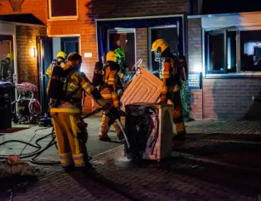 Brandweer blust brandende wasmachine