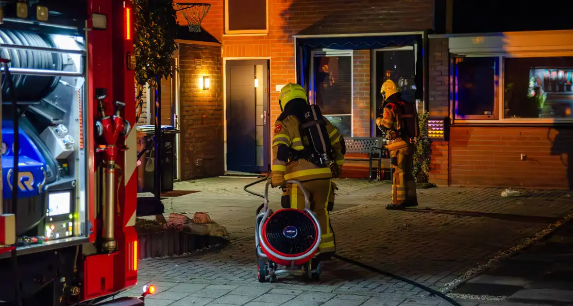 Brandweer blust brandende wasmachine - Foto 2