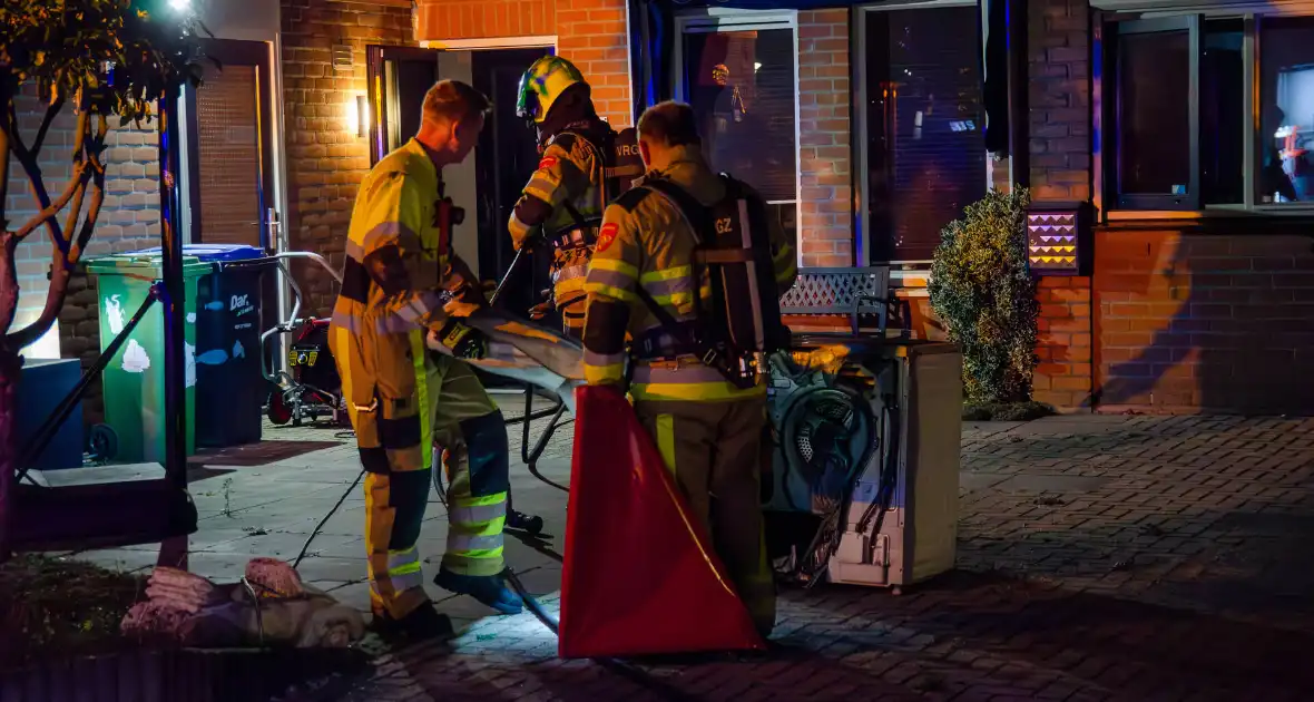 Brandweer blust brandende wasmachine - Foto 3