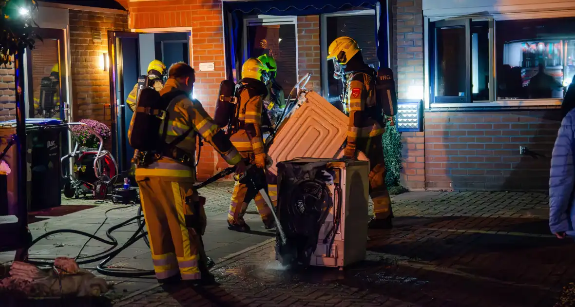 Brandweer blust brandende wasmachine - Foto 4