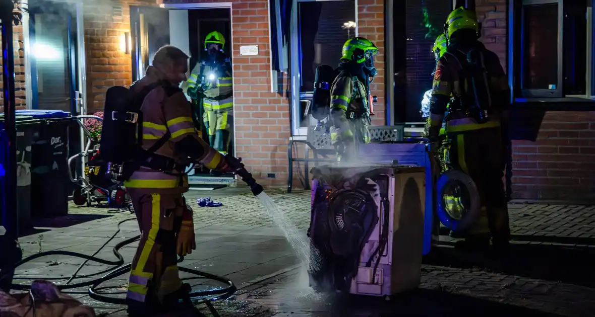 Brandweer blust brandende wasmachine - Foto 6