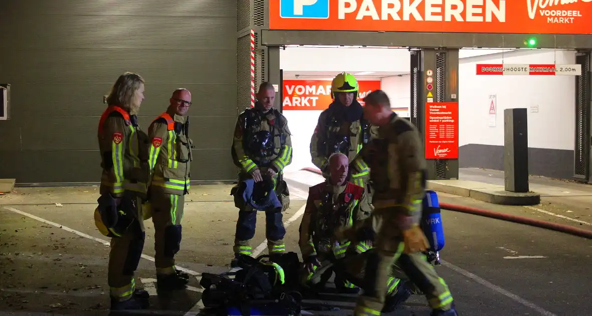 Brand in parkeergarage: aanzienlijke schade en evacuaties - Foto 2