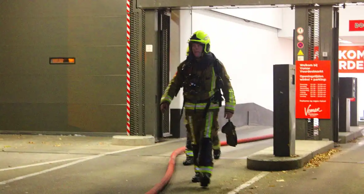 Brand in parkeergarage: aanzienlijke schade en evacuaties - Foto 3