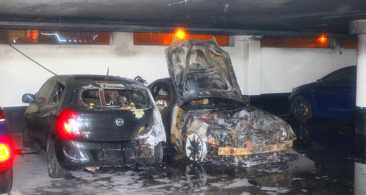 Brand in parkeergarage: aanzienlijke schade en evacuaties - Foto 7